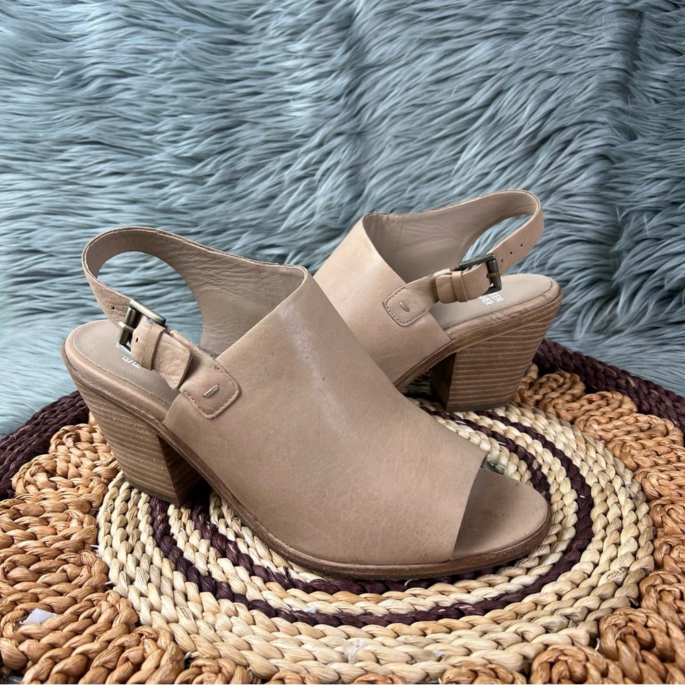 Eileen Fisher Glance Sz 9.5 Sand Beige Buckle Sling Back Heel Leather Sandal